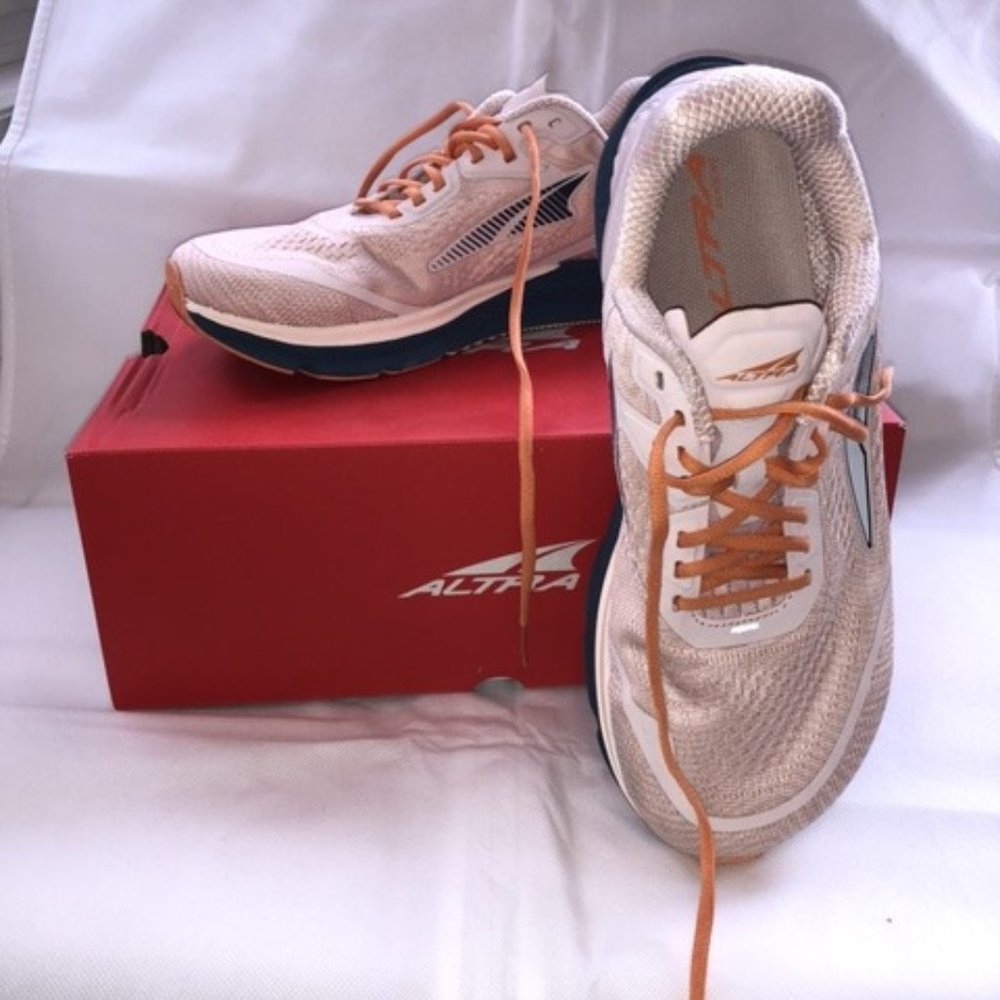 Altra Torin 5 running shoes, women's size 9, dusty pink